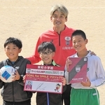 児童にボールを贈り、笑顔を見せる神戸の大迫(中央奥)=神戸市西区、東町小学校