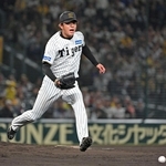 5回、ソフトバンク・周東の打球を受け、跳ね返ったボールを追う阪神・高橋。このまま降板となる(撮影・大田将之)