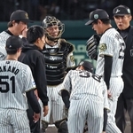 5回ソフトバンク1死、周東の打球を受けて降板となった阪神・高橋(右から2人目)=撮影・鈴木雅之