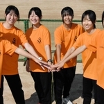 10年ぶりの県大会出場を決め、笑顔を見せる三田祥雲館の女子メンバー=三田市の同校