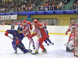 スターズ神戸(青)とレッドイーグルス北海道(赤)の開幕戦。ゴール前で競り合う選手たち=1日午後、尼崎市扇町、尼崎スポーツの森(撮影・丸山桃奈)