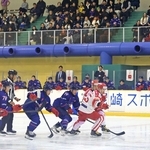 ホーム開幕戦で攻め込むスターズ神戸の選手たち(青)=1日午後、尼崎市扇町、尼崎スポーツの森(撮影・丸山桃奈)