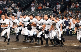 サヨナラ勝ちで今大会初の延長戦を制し、駆けだす津田学園ナイン(撮影・山口 登) サヨナラ勝ちで今大会初の延長戦を制し、駆けだす津田学園ナイン(撮影・山口 登)