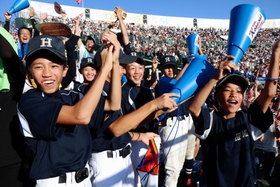 谷口嘉紀選手が放った逆転本塁打に沸く氷上ボーイズのメンバー=甲子園球場 谷口嘉紀選手が放った逆転本塁打に沸く氷上ボーイズのメンバー=甲子園球場