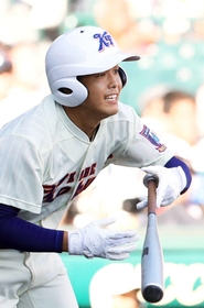 北海-神戸国際大付 3回裏神戸国際大付2死二塁、右前適時打を放つ森田(撮影・大森 武) 北海-神戸国際大付 3回裏神戸国際大付2死二塁、右前適時打を放つ森田(撮影・大森 武)