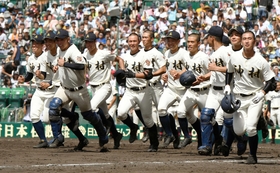 3回戦進出を決め、駆けだす神村学園ナイン 3回戦進出を決め、駆けだす神村学園ナイン
