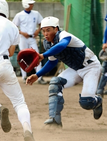 強肩強打の捕手として攻守の中心を担う神戸国際大付の猪田=神戸市垂水区の同校グラウンド 強肩強打の捕手として攻守の中心を担う神戸国際大付の猪田=神戸市垂水区の同校グラウンド