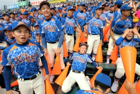 8回の好機に勝ち越し点を奪えず、悔しがるアルプススタンドの神戸国際大付の野球部員ら=18日午前、西宮市の甲子園球場(撮影・田中靖浩) 8回の好機に勝ち越し点を奪えず、悔しがるアルプススタンドの神戸国際大付の野球部員ら=18日午前、西宮市の甲子園球場(撮影・田中靖浩)