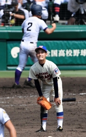 神戸国際大付-天理 11回表天理2死一、三塁 勝ち越し打を許し、痛恨の表情を浮かべる神戸国際大付の花村(撮影・中西大二) 神戸国際大付-天理 11回表天理2死一、三塁 勝ち越し打を許し、痛恨の表情を浮かべる神戸国際大付の花村(撮影・中西大二)