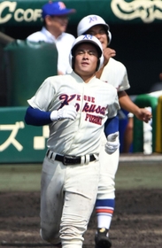 神戸国際大付-天理 10回裏神戸国際大付2死二塁、好機で右飛に倒れ表情をしかめる猪田(撮影・中西大二) 神戸国際大付-天理 10回裏神戸国際大付2死二塁、好機で右飛に倒れ表情をしかめる猪田(撮影・中西大二)