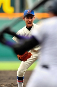 神戸国際大付-天理 ロングリリーフで力投した神戸国際大付の花村(撮影・後藤亮平) 神戸国際大付-天理 ロングリリーフで力投した神戸国際大付の花村(撮影・後藤亮平)