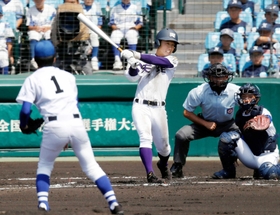 天理-明豊 1回表天理2死満塁、森本が左前に先制の2点打を放つ 天理-明豊 1回表天理2死満塁、森本が左前に先制の2点打を放つ