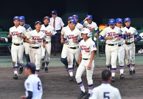 敗退が決まり、整列する神戸国際大付ナイン(撮影・風斗雅博) 敗退が決まり、整列する神戸国際大付ナイン(撮影・風斗雅博)