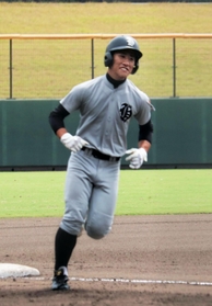 豊岡-北摂三田 6回表北摂三田1死、決勝のソロ本塁打を放った田尻 豊岡-北摂三田 6回表北摂三田1死、決勝のソロ本塁打を放った田尻