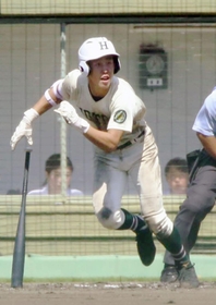 明石南-報徳 7回裏報徳2死、小園が左中間へ三塁打を放つ 明石南-報徳 7回裏報徳2死、小園が左中間へ三塁打を放つ