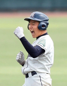三木-淡路三原 8回裏淡路三原2死一、二塁、中田が左前に適時二塁打を放ち、6-5と勝ち越す(撮影・小林良多) 三木-淡路三原 8回裏淡路三原2死一、二塁、中田が左前に適時二塁打を放ち、6-5と勝ち越す(撮影・小林良多)