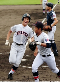 神港学園-滝川第二 2回表神港学園1死三塁、挟殺プレーが乱れる間に亀谷(左)が生還し、2-0とする 神港学園-滝川第二 2回表神港学園1死三塁、挟殺プレーが乱れる間に亀谷(左)が生還し、2-0とする