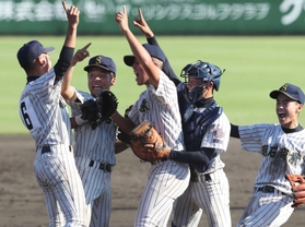 西脇工に競り勝って2年ぶり2度目の優勝を決め、マウンドに駆け寄る明石商ナイン(いずれも撮影・吉田敦史) 西脇工に競り勝って2年ぶり2度目の優勝を決め、マウンドに駆け寄る明石商ナイン(いずれも撮影・吉田敦史)