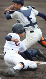 神港学園-市尼崎 1回裏神港学園2死二塁、亀谷の適時打で戎が生還、2-0とする 神港学園-市尼崎 1回裏神港学園2死二塁、亀谷の適時打で戎が生還、2-0とする