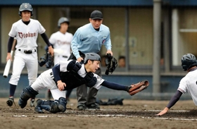 乙訓-神港学園 3回裏、神港学園の捕手戸倉(中央)のタッチが走者に届かず生還を許し、4-0とされる(撮影・大山伸一郎) 乙訓-神港学園 3回裏、神港学園の捕手戸倉(中央)のタッチが走者に届かず生還を許し、4-0とされる(撮影・大山伸一郎)