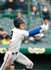 明秀学園日立-瀬戸内 9回表明秀学園日立1死二、三塁、池田が勝ち越しの中犠飛を放つ 明秀学園日立-瀬戸内 9回表明秀学園日立1死二、三塁、池田が勝ち越しの中犠飛を放つ