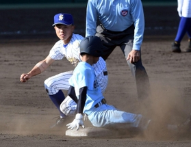 松山聖陵-近江 6回裏近江1死一塁、近江の中尾(中央手前)が盗塁し、ベースカバーに入る松山聖陵の星本(撮影・山口登) 松山聖陵-近江 6回裏近江1死一塁、近江の中尾(中央手前)が盗塁し、ベースカバーに入る松山聖陵の星本(撮影・山口登)