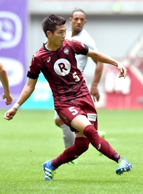 左膝のけがから復帰する神戸の岩波=4月10日、ノエビアスタジアム神戸 左膝のけがから復帰する神戸の岩波=4月10日、ノエビアスタジアム神戸