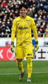 横浜3人目エジガル・ジュニオのPKを阻止し笑顔の神戸GK・飯倉大樹=埼玉スタジアム(撮影・三好信也) 横浜3人目エジガル・ジュニオのPKを阻止し笑顔の神戸GK・飯倉大樹=埼玉スタジアム(撮影・三好信也)