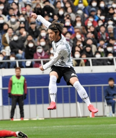 後半、勝ち越しゴールを決める神戸・山口蛍=埼玉スタジアム(撮影・三好信也) 後半、勝ち越しゴールを決める神戸・山口蛍=埼玉スタジアム(撮影・三好信也)