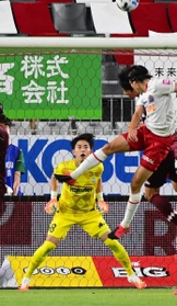 広島戦で奮闘する神戸のGK飯倉=4日、ノエビアスタジアム神戸 広島戦で奮闘する神戸のGK飯倉=4日、ノエビアスタジアム神戸