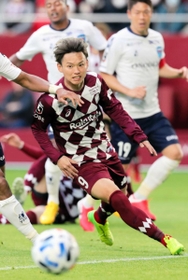 横浜FC戦でゴール前に攻め込む神戸のFW藤本=2月23日、ノエビアスタジアム神戸 横浜FC戦でゴール前に攻め込む神戸のFW藤本=2月23日、ノエビアスタジアム神戸