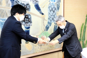 再発防止検討委員会の佐藤匡委員長(左)から報告書を受け取る西村銀三町長=新温泉町役場 再発防止検討委員会の佐藤匡委員長(左)から報告書を受け取る西村銀三町長=新温泉町役場