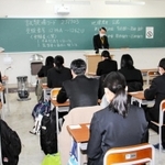 初めての大学入学共通テストが始まった16日、兵庫県但馬地域で会場となった豊岡高校(同県豊岡市京町)では、一部地域を除く受験生約500人が、新型コロナウイルス感染拡大を受けた制約のもとで志望校への第一関門に挑んだ。