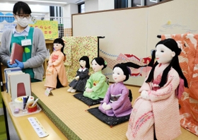特設コーナーで展示される文学作品ゆかりの人形=豊岡市京町 特設コーナーで展示される文学作品ゆかりの人形=豊岡市京町