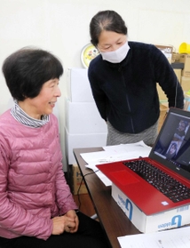 オンラインで日本語の授業をするボランティア=豊岡市加広町 オンラインで日本語の授業をするボランティア=豊岡市加広町