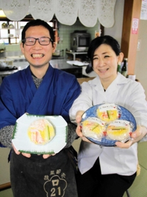 「香住かに寿司」を開発した石田裕二さん(左)と妻佐也子さん=香美町香住区香住 「香住かに寿司」を開発した石田裕二さん(左)と妻佐也子さん=香美町香住区香住