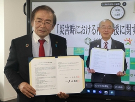 災害時の相互協力に関する協定に署名した朝来市の多次勝昭市長(左)と長野県須坂市の三木正夫市長=朝来市役所 災害時の相互協力に関する協定に署名した朝来市の多次勝昭市長(左)と長野県須坂市の三木正夫市長=朝来市役所