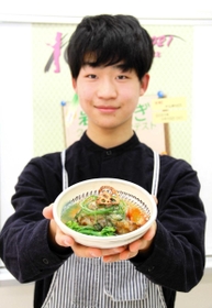 「岩津ねぎと蓮根の揚げまんじゅう」で最優秀賞に輝いた藤次正暖さん=朝来市和田山町寺谷 「岩津ねぎと蓮根の揚げまんじゅう」で最優秀賞に輝いた藤次正暖さん=朝来市和田山町寺谷
