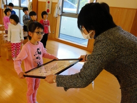西村松代教育長から表彰状を受ける明星認定こども園の西垣文乃ちゃん=新温泉町諸寄 西村松代教育長から表彰状を受ける明星認定こども園の西垣文乃ちゃん=新温泉町諸寄