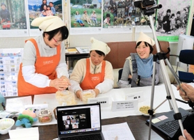リモート形式でみそづくりの極意を伝える西垣悦代所長(左端)ら=養父市子育て・移住サポートセンター リモート形式でみそづくりの極意を伝える西垣悦代所長(左端)ら=養父市子育て・移住サポートセンター