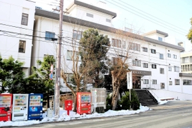 建物の取り壊しの方針が決まった豊岡健康福祉センター=豊岡市城南町 建物の取り壊しの方針が決まった豊岡健康福祉センター=豊岡市城南町