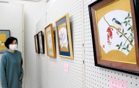 色鮮やかな麦わら細工の額が並ぶ展示会場=但馬文教府 色鮮やかな麦わら細工の額が並ぶ展示会場=但馬文教府
