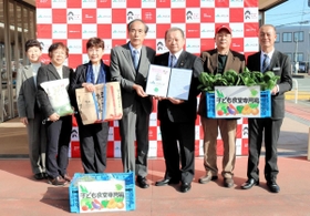 子ども食堂への規格外野菜などの提供で協定を結んだ関係者たち=豊岡市八代宮 子ども食堂への規格外野菜などの提供で協定を結んだ関係者たち=豊岡市八代宮