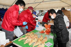 松葉ガニや香住ガニを買い求めに訪れた人たち=道の駅「村岡ファームガーデン」 松葉ガニや香住ガニを買い求めに訪れた人たち=道の駅「村岡ファームガーデン」