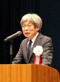 あいさつする平田オリザ学長=豊岡市山王町 あいさつする平田オリザ学長=豊岡市山王町