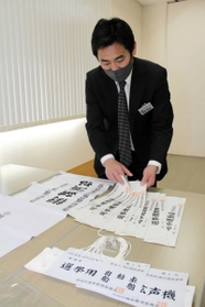 告示を前に選挙運動用の道具を点検する選管職員=香美町役場本庁舎 告示を前に選挙運動用の道具を点検する選管職員=香美町役場本庁舎