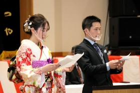 誓いの言葉を述べる西阪海成さん(右)と山村玲菜さん=夢ホール 誓いの言葉を述べる西阪海成さん(右)と山村玲菜さん=夢ホール