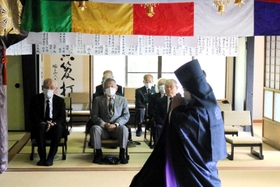 最後の追悼法要に臨む「楽々浦殉難6学徒追悼の会」の会員ら=福泉寺 最後の追悼法要に臨む「楽々浦殉難6学徒追悼の会」の会員ら=福泉寺