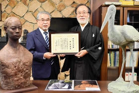 但馬文化賞の賞状を神谷勝会長(左)から受け取る秦榮一郎さん=但馬文教府 但馬文化賞の賞状を神谷勝会長(左)から受け取る秦榮一郎さん=但馬文教府