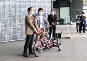 電動3輪ビークル「ノスリス」の授与式に参加する関係者ら=豊岡市山王町 電動3輪ビークル「ノスリス」の授与式に参加する関係者ら=豊岡市山王町